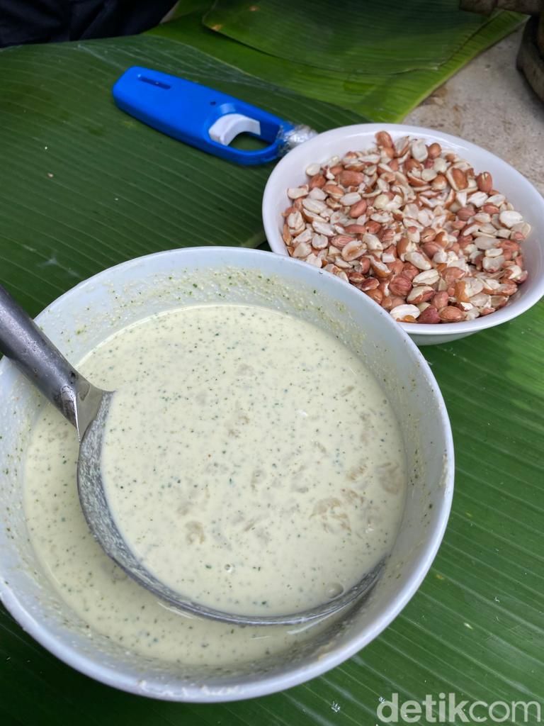 Seru! Belajar Bikin Peyek Raksasa dan Cicip Nasi Rijsttafel yang Ikonik di Malang