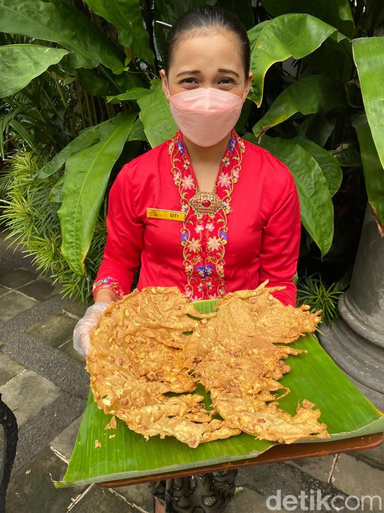 Seru! Belajar Bikin Peyek Raksasa dan Cicip Nasi Rijsttafel yang Ikonik di Malang