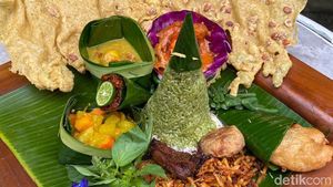 Seru! Belajar Bikin Peyek Raksasa dan Cicip Nasi Rijsttafel yang Ikonik di Malang