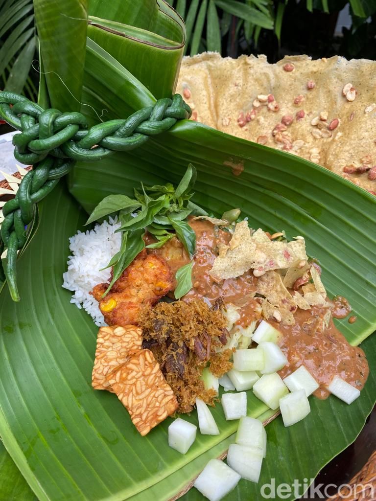 Seru! Belajar Bikin Peyek Raksasa dan Cicip Nasi Rijsttafel yang Ikonik di Malang