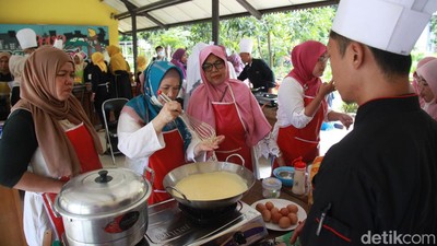Serunya Emak-emak Saat Ikut Pelatihan Memasak untuk Wirausaha