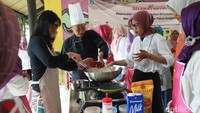 Sebanyak delapan menu masakan diajarkan oleh chef profesional.