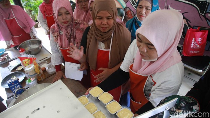 Sebanyak 40 peserta mengikuti pelatihan memasak di RPTRA Meruya Utara, Jakbar. Pelatihan ini digelar untuk menciptakan wirausaha industri baru.