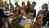 Sejumlah ibu-ibu mengikuti kegiatan pelatihan memasak di RPTRA Meruya Utara, Kecamatan Kembangan, Jakarta Barat, Jumat (11/11/2022).