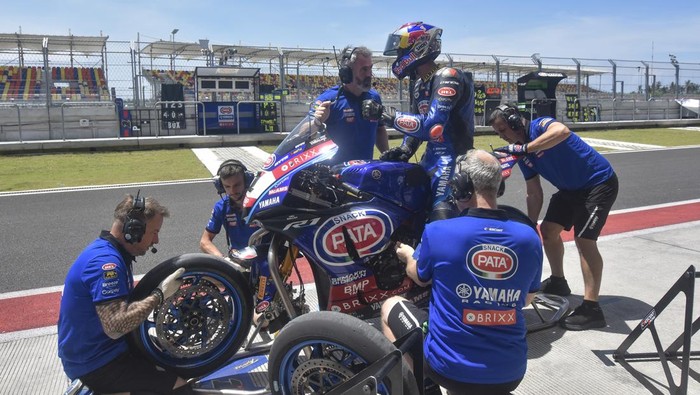 Mekanik mengganti ban motor pembalap Pata Yamaha With Brixx WorldSBK Toprak Razgatlioglu (kedua kanan) di paddock saat sesi latihan bebas pertama (Free Practice 1) balapan World Superbike (WSBK) 2022 di Pertamina Mandalika International Street Circuit di KEK Mandalika, Desa Kuta, Kecamatan Pujut, Praya, Lombok Tengah, NTB, Jumat (11/11/2022). Event World Superbike (WSBK) seri Indonesia 2022 digelar mulai Jumat (11/11)  hingga Minggu (13/11) mendatang yang mempertandingkan tiga kelas balapan diantaranya Idemitsu Asian Talent Cup (IATC), World Supersport (WSSP) serta World Superbike (WSBK).ANTARA FOTO/Ahmad Subaidi/nz