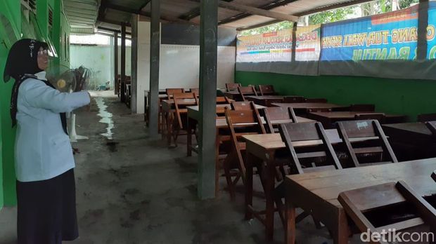 Siswa di SDN 3 Bantul terpaksa belajar di parkiran gegara atap ruang kelas rusak. Foto diambil Jumat (11/11/2022).