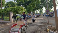 Jalan di depan Stasiun Ketapang. Terlihat hiruk pikuk masyakarat lokal di pagi hari.
