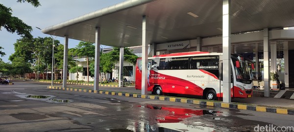 Area parkir di Stasiun Ketapang cukup luas. Bus sedang bisa langsung parkir di depan pintu masuk.