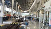 Tak seperti di kota-kota lain, udara pagi di Stasiun Ketapang terasa sangat segar. Pengalaman kami menggunakan KA Wijayakusuma dan turun pada pukul sekitar 06.00 WIB.