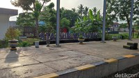Stasiun Ketapang jadi rujukan traveler yang akan menuju ke Bali. Karena, lokasi ini hanya berjarak 100 meter dari Pelabuhan Ketapang.