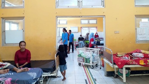 Suasana pelayanan di RSUD Dompu saat para nakes honorer mogok kerja, Jumat (11/1/2022).