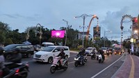 Suasana sore jalan Bypass Ngurah Rai Kuta di tengah penerapan sistem ganjil-genap. Foto: I Wayan Sui Suadnyana