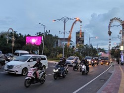 Suasana sore jalan Bypass Ngurah Rai Kuta di tengah penerapan sistem ganjil-genap. Foto: I Wayan Sui Suadnyana