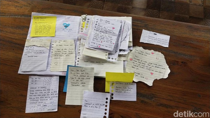 Surat dukungan dari teman sekolah siswi SMAN 1 Sumberlawang, Sragen, yang ditegur guru gegara jilbab. Foto diambil Jumat (11/11/2022).