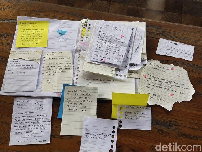 Surat dukungan dari teman sekolah siswi SMAN 1 Sumberlawang, Sragen, yang ditegur guru gegara jilbab. Foto diambil Jumat (11/11/2022).