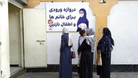 Taliban telah melarang anak perempuan pergi ke sekolah, membatasi bidang pekerjaan dan peraturan berpakaian. Kali ini, taliban melarang perempuan untuk masuk ke taman hiburan dan gym. (Reuters/Ali Khara)
