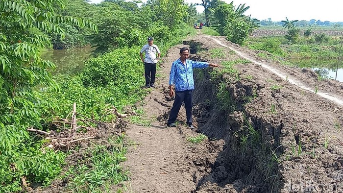 tanggul anak bengawan solo longsor