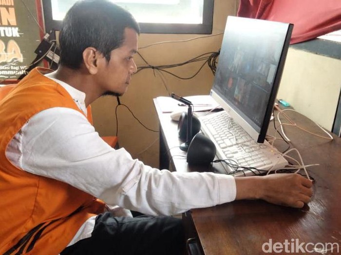 Terdakwa pembunuh mahasiswa UB saat menjalani persidangan online.