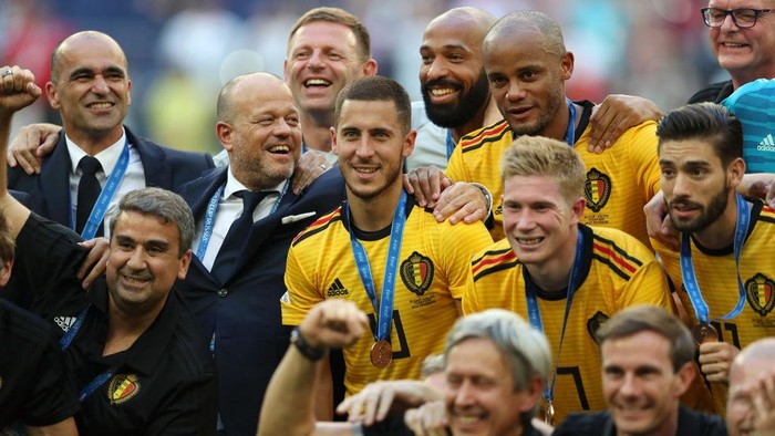 SAINT PETERSBURG, RUSSIA - JULY 14:  Belgium players pose for a photo after recieving their third place medals during the 2018 FIFA World Cup Russia 3rd Place Playoff match between Belgium and England at Saint Petersburg Stadium on July 14, 2018 in Saint Petersburg, Russia.  (Photo by Catherine Ivill/Getty Images)