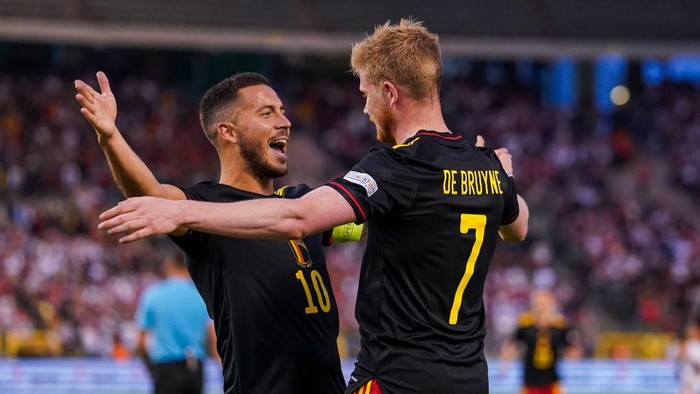 SAINT PETERSBURG, RUSSIA - JULY 14:  Belgium players pose for a photo after recieving their third place medals during the 2018 FIFA World Cup Russia 3rd Place Playoff match between Belgium and England at Saint Petersburg Stadium on July 14, 2018 in Saint Petersburg, Russia.  (Photo by Catherine Ivill/Getty Images)