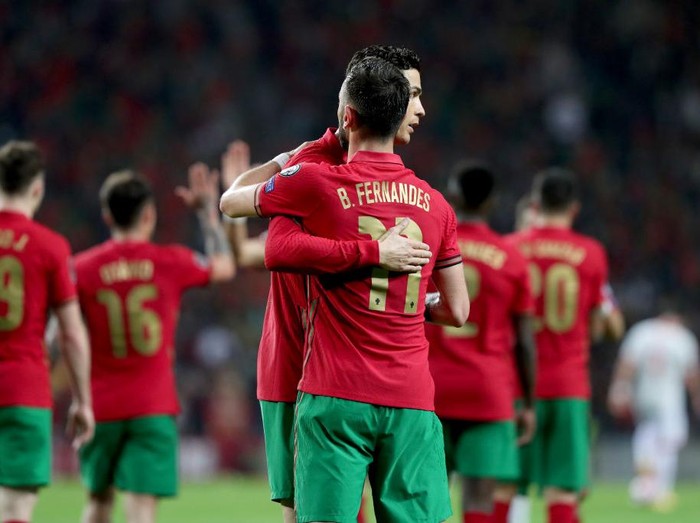 Portugals midfielder Bruno Fernandes (R ) celebrates with Cristiano Ronaldo after scoring a goal during the 2022 FIFA World Cup Qualifier football match between Portugal and North Macedonia at the Dragao stadium in Porto, Portugal, on March 29, 2022. (Photo by Pedro Fiúza/NurPhoto via Getty Images)