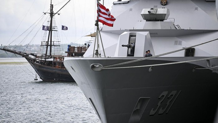 Sejumlah prajurit TNI AL berbaris di samping KRI Surabaya-591 saat turut dalam pengamanan Konferensi Tingkat Tinggi (KTT) G20, di Pelabuhan Benoa, Denpasar, Bali, Kamis (10/11/2022). Menjelang puncak pelaksanaan KTT G20 pada 15-16 November mendatang, TNI AL mengerahkan prajurit beserta sejumlah alat utama sistem persenjataan (alutsista) guna memperkuat pengamanan pintu masuk ke wilayah Bali melalui perairan. ANTARA FOTO/M Risyal Hidayat/nym.