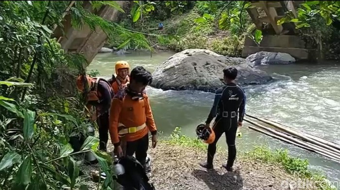 Tim SAR menurunkan tim penyelam mencari Babinsa Amiruddin yang hanyut di Sungai Maiting, Toraja Utara, Sulawesi Selatan (Sulsel) namun hasilnya masih nihil.