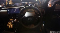 Interior Toyota bZ4X. Mobil ini menggunakan platform e-TNGA (Toyota New Global Architecture). Platform ini juga digunakan di mobil listrik Subaru Solterra.