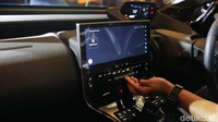 Toyota bZ4X telah dilengkapi sejumlah fitur modern, seperti layar headunit touchscreen berukuran 12,3 inci, lalu untuk memanjakan penumpang dan pengendara ada juga 9 buah speaker dari JBL. Fitur pengecasan nirkabel turut dihadirkan di mobil ini. 
