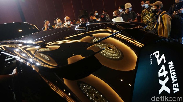 Toyota Luncurkan Mobil Listrik bZ4X Vice President PT Toyota-Astra Motor (TAM) Henry Tanoto, Marketing Director PT Toyota-Astra Motor Anton Jimmy Suwandy, Suraniwati Tjandrasa Finance Director PT Toyota-Astra Motor dan Takeshi Yamakawa Finance Director PT Toyota-Astra Motor saat peluncuran Toyota bZ4X di Jakarta, Kamis (10/11/2022).