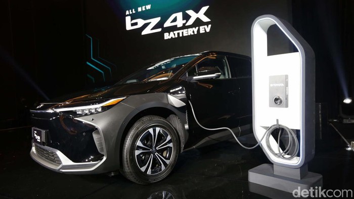 Toyota Luncurkan Mobil Listrik bZ4X Vice President PT Toyota-Astra Motor (TAM) Henry Tanoto, Marketing Director PT Toyota-Astra Motor Anton Jimmy Suwandy, Suraniwati Tjandrasa Finance Director PT Toyota-Astra Motor dan Takeshi Yamakawa Finance Director PT Toyota-Astra Motor saat peluncuran Toyota bZ4X di Jakarta, Kamis (10/11/2022).
