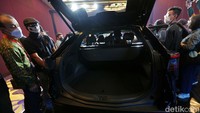 Toyota membekali mobil listrik bergaya crossover ini dengan baterai kapasitas 71,4 kWh dan diklaim bisa melaju dari kondisi baterai penuh hingga 500 km.