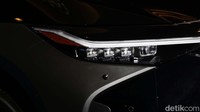 Di Jepang, bZ4X hadir dengan pilihan penggerak depan FWD (Front Wheel Drive) dan penggerak semua roda AWD (All Wheel Drive). Namun versi Indonesia hanya tersedia pilihan FWD, yang memiliki output tenaga 204 dk dan torsi 266 Nm.