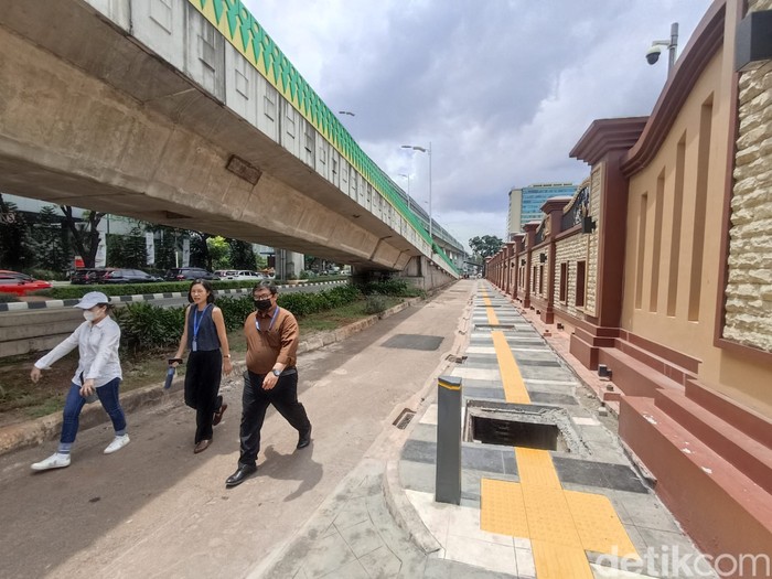 Trotoar di Jl Trunojoyo depan Mabes Polri, masih banyak gorong-gorong belum ditutup, 11 November 2022. (Wildan Noviansah/detikcom)