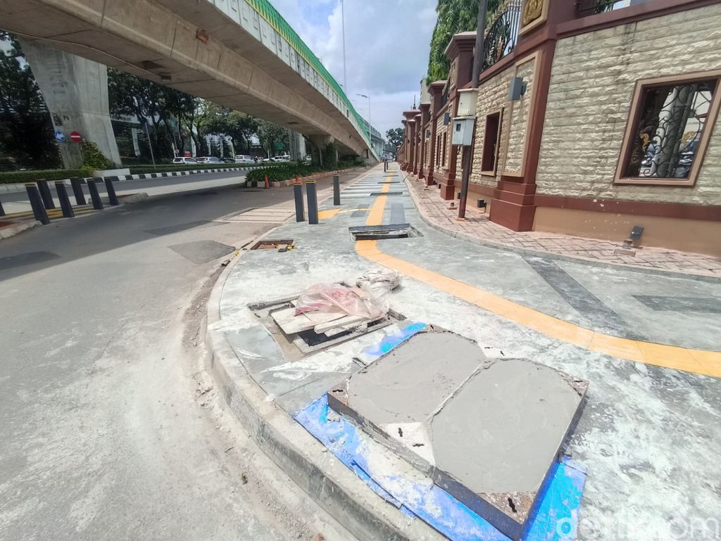 Trotoar di Jl Trunojoyo depan Mabes Polri, masih banyak gorong-gorong belum ditutup, 11 November 2022. (Wildan Noviansah/detikcom)