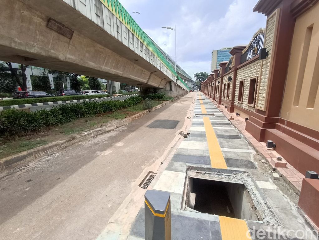 Trotoar di Jl Trunojoyo depan Mabes Polri, masih banyak gorong-gorong belum ditutup, 11 November 2022. (Wildan Noviansah/detikcom)