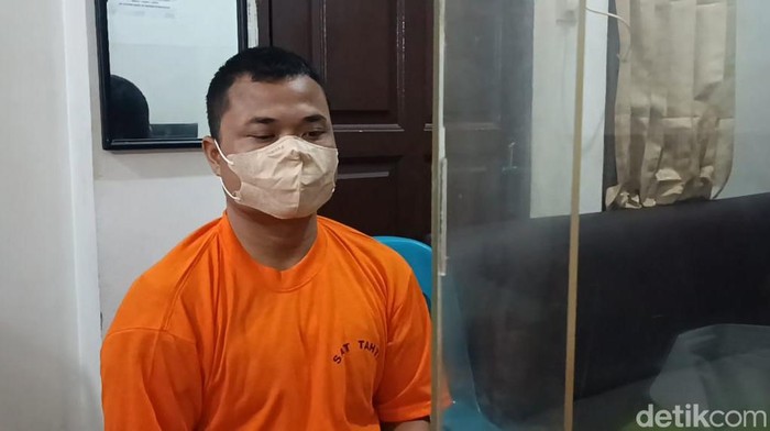 Tukang papan bunga di Medan yang nyambi jadi YouTuber ditangkap karena konten penistaan agama.
