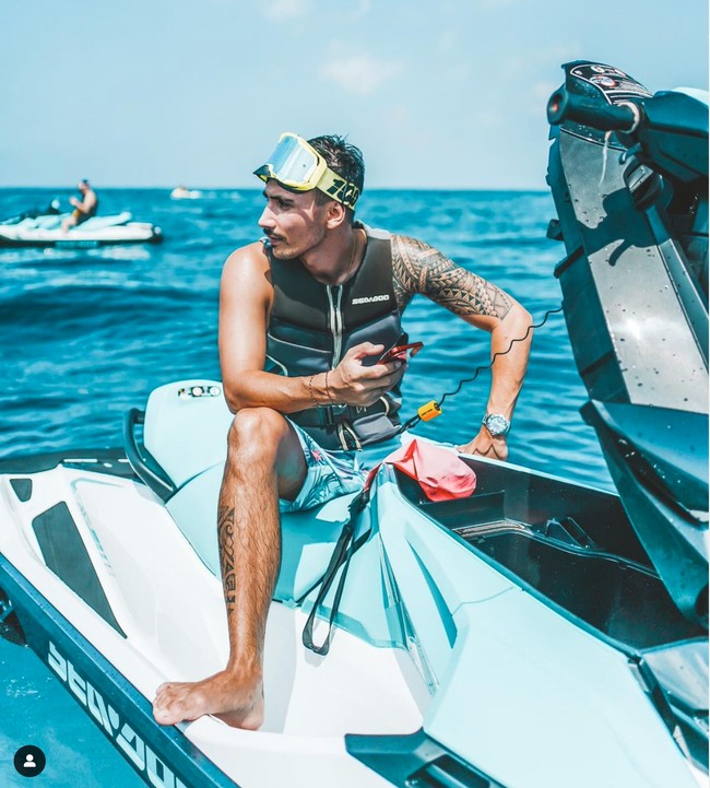 Bertubuh atletis dan berparas rupawan, Vincent Verhaag juga bekerja sebagai seorang model. Kini setelah menikah Vincent telah dikaruniai 2 orang anak laki-laki dari Jessica Iskandar. Anak pertamanya merupakan anak dari pernikahan Jessica yang sebelumnya. Foto: Instagram/@v.andrianto