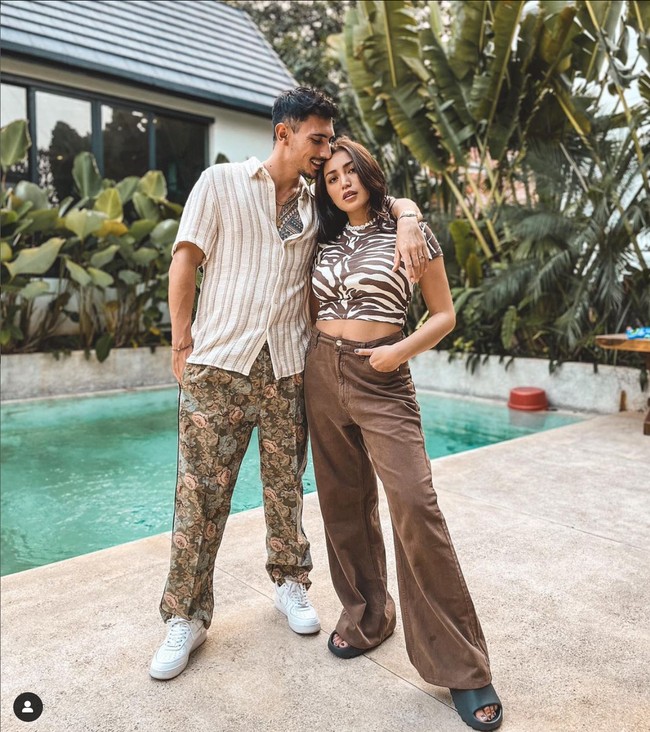 Jessica Iskandar memang mengaku jika dirinya sedang mengalami masalah ekonomi usai terkena penipuan. Akibat penipuan tersebut, Jessica sampai terpaksa menjual salah satu rumahnya karena tak mampu membayar cicilannya. Karena hal itu, netizen pun jadi menyoroti sang suami, Vincent Verhaag karena dinilai tak mau membantu Jessica untuk membayar cicilan rumah. Foto: Instagram/@v.andrianto