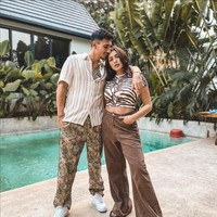 Jessica Iskandar memang mengaku jika dirinya sedang mengalami masalah ekonomi usai terkena penipuan. Akibat penipuan tersebut, Jessica sampai terpaksa menjual salah satu rumahnya karena tak mampu membayar cicilannya. Karena hal itu, netizen pun jadi menyoroti sang suami, Vincent Verhaag karena dinilai tak mau membantu Jessica untuk membayar cicilan rumah. Foto: Instagram/@v.andrianto