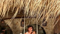 Pose romantis keduanya juga terlihat di sebuah bar yang ada di Bali. Jessica berada di ayunan tampil cantik ditemani sang suami di belakangnya. Foto: Instagram @v.andrianto @inijedar