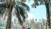 Seperti momen sarapan mewah di sebuah resort yang mereka tempati di Bali. Keduanya asyik menikmati jus buah segar di sofa menggantung. Foto: Instagram @v.andrianto @inijedar