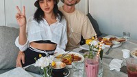 Pasangan ini selalu terlihat romantis dan harmonis di beberapa kesempatan. Tak malu juga mengumbar kemesraan saat sedang kulineran di akun Instagram keduanya. Foto: Instagram @v.andrianto @inijedar