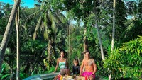 Momen Vincent dan Jessica bersama sang anak juga pernah terlihat ketika menikmati floating breakfast. Tampaknya mereka berada di salah satu resort mewah di Bali. Foto: Instagram @v.andrianto @inijedar