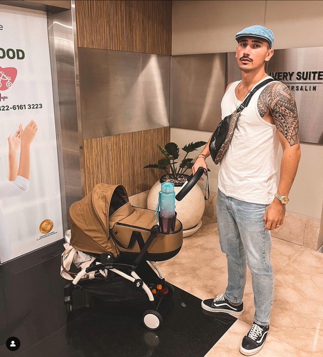 Punya hobby jalan-jalan, nyatanya Vincent Verhaag juga sempat menjadi pembawa acara di salah satu acara travelling. Ia pernah menjadi host My Trip My Adventure. Foto: Instagram/@v.andrianto