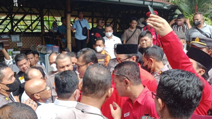 Wakil Ketua Komisi III DPR RI Desmond Junaidi Mahesa digeruduk kader PDIP Purworejo saat makan siang di Purworejo, Jawa Tengah, Kamis (10/11/2022).