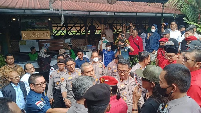 Wakil Ketua Komisi III DPR RI Desmond Junaidi Mahesa digeruduk kader PDIP Purworejo saat makan siang di Purworejo, Jawa Tengah, Kamis (10/11/2022).
