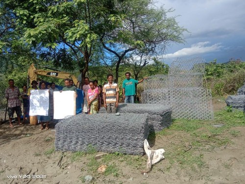 Warga di Desa Honuk, Kecamatan Amfoang Barat Laut, Kabupaten Kupang, Provinsi Nusa Tenggara Timur (NTT) melakukan aksi penolakan pembangunan bronjong di Kali (sungai) Bonpo, Kamis (10/11/2022). Foto: Ist