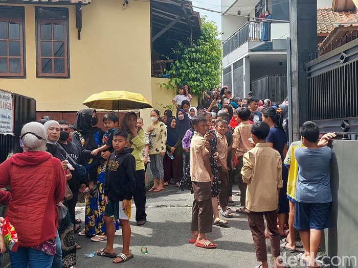 Warga padati lokasi rekonstruksi pembunuhan bocah di Cimahi.