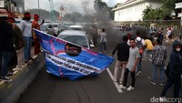 Mereka juga menutup arus lalu lintas dengan membentangkan spanduk.